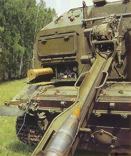 2S19 Msta-S - 152 mm Samobieżna armato-haubica 2S19 MSTA-S  podajnik.jpg