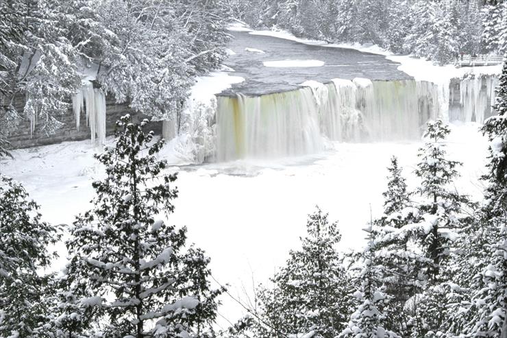 Krajobrazy - Tahquamenon Falls in Winter, Michigan.jpg