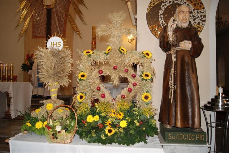Św. Ojciec Pio - Ołtarz Pański- św. o. Pio - plony ziemi- wieńce żniwne.jpg